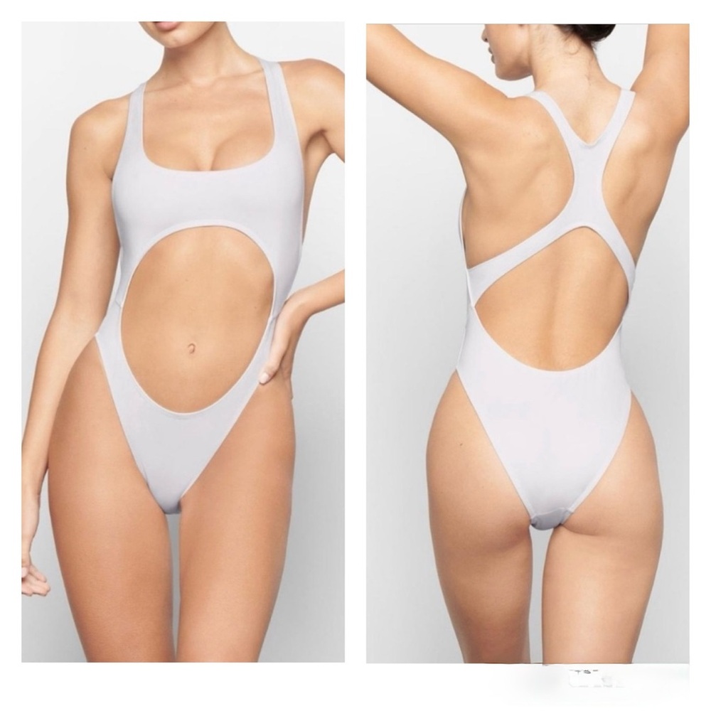 NWT SKIMS SIGNATURE SWIM CUTOUT MONOKINI IN MARBLE SIZE Large